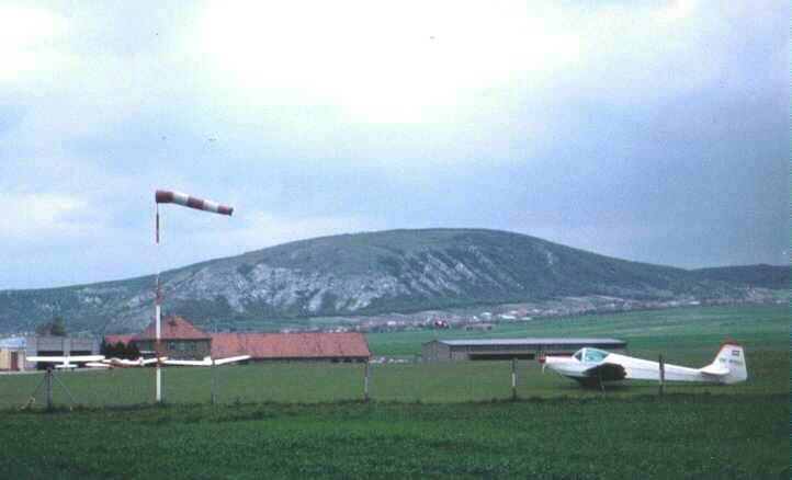 Das Bild zeigt den Segelflugplatz Spitzerberg etwa 1972. Die Gebäude mit den roten Dächern stammen aus der NS-Zeit