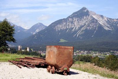 Blick von der Bergbauhalde auf die Ruine Kropfsberg, die einst der Sicherung des Bergbaues diente