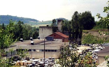 Das Gelände Langenstein-Gusen heute: Bereich der ehemaligen Fertigungsanlagen Georgenmühle. Noch 
	erhalten ist der Betonbau des damaligen größten Schotterbrechers in Europa (hinter rotem Gebäude)