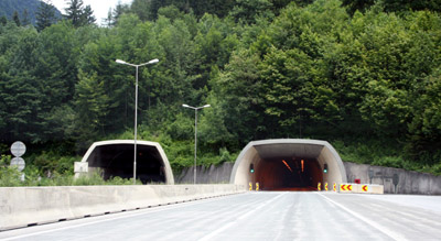 Einfahrt in den 1.986 bzw. 2.004 Meter langen Hiefler Tunnel von Süden