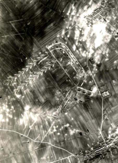 Luftaufnahme der Anlage vom 1. März 1945. Gut zu erkennen sind die fischgrätenförmig 
									angeordneten Raketenlagerbaracken.