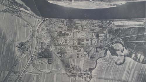 Das Nordwerk der Donauchemie fotografiert 1945 von der US-Airforce. Das Areal der 
								Magnesiumhütte befand sich rechts der Bildmitte