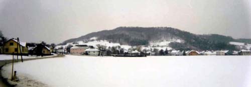 Der Wachberg bei Loosdorf mit der Ortschaft Roggendorf