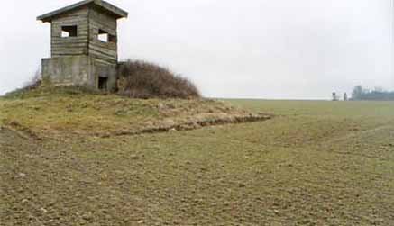 Außenansicht des kleinen Munitionsdepots. Der Hochstand rechts im Hintergrund steht auf den Fundamenten des Würzburg-Riesen